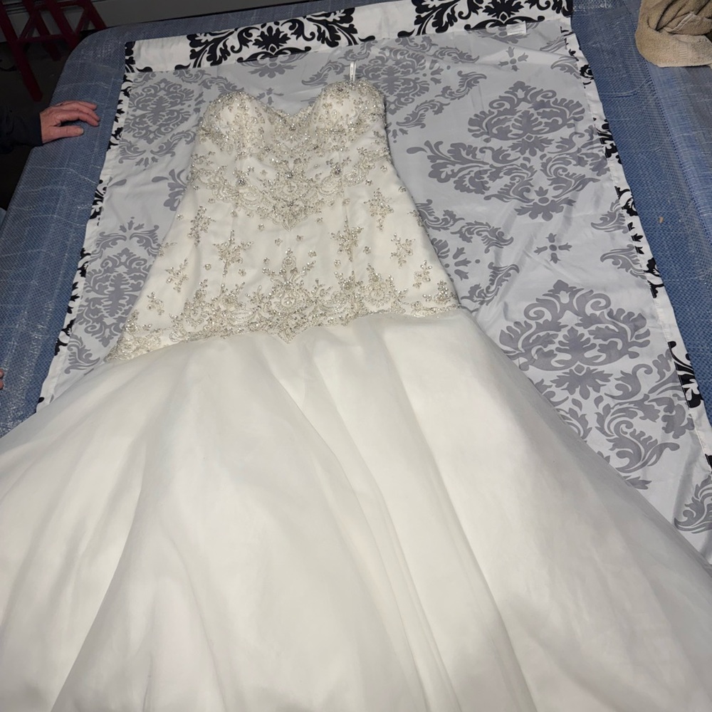 Elegant White Strapless Mermaid Wedding Dress